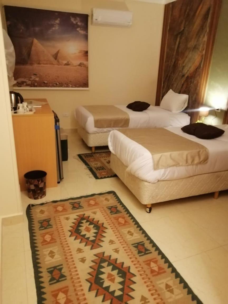 Nb Nfr pyramids INN