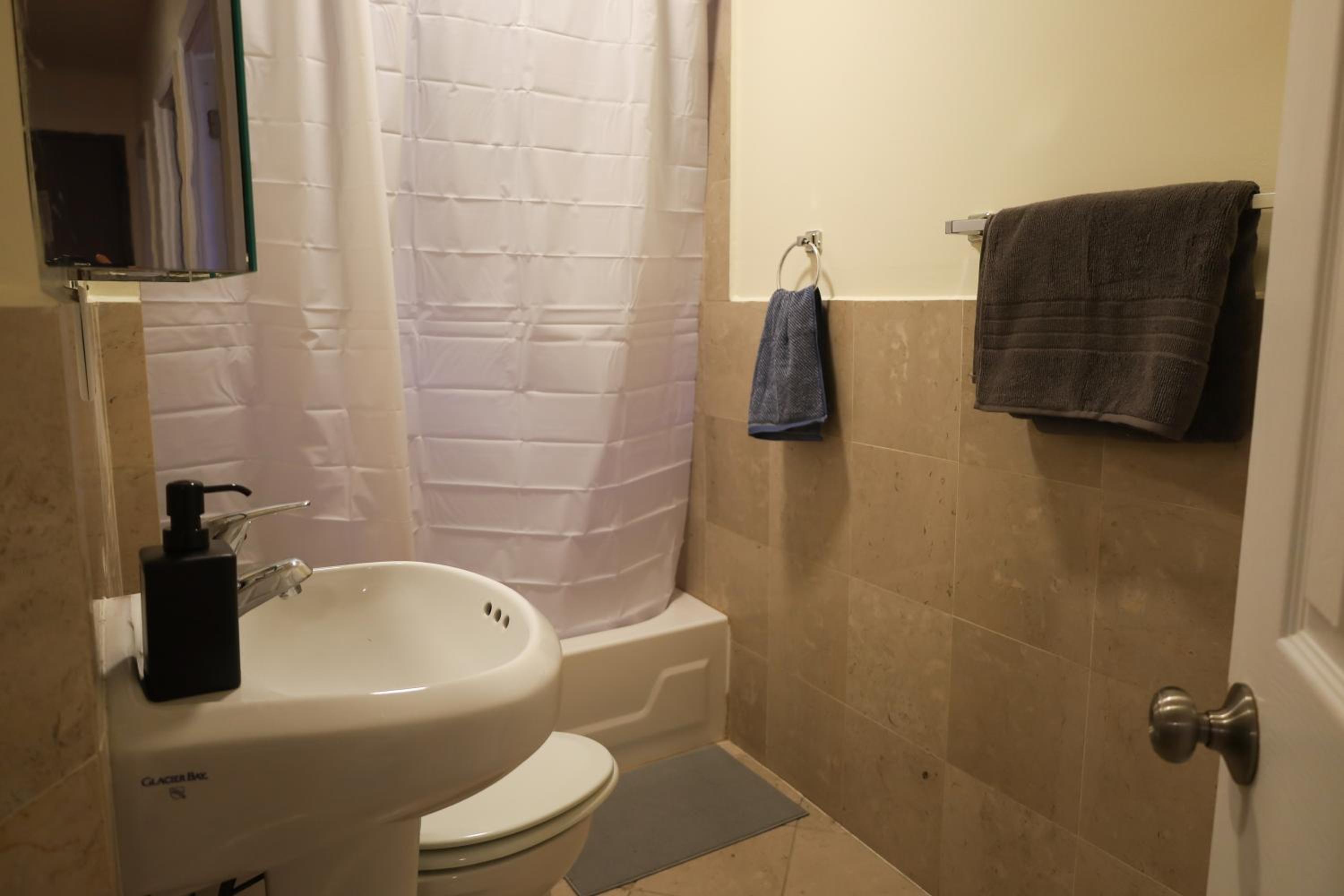 Family Friendly 4BR 2BA in Prime NYC Location