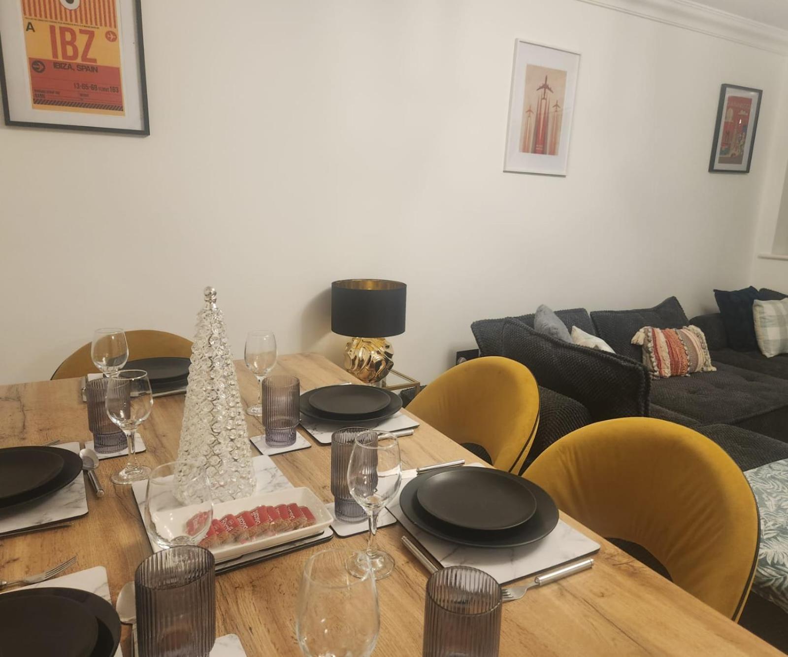 Emirates House, Luxe 5 Bed, with King sized Beds, next to Aiport & NEC, JLR 5 mins view 3
