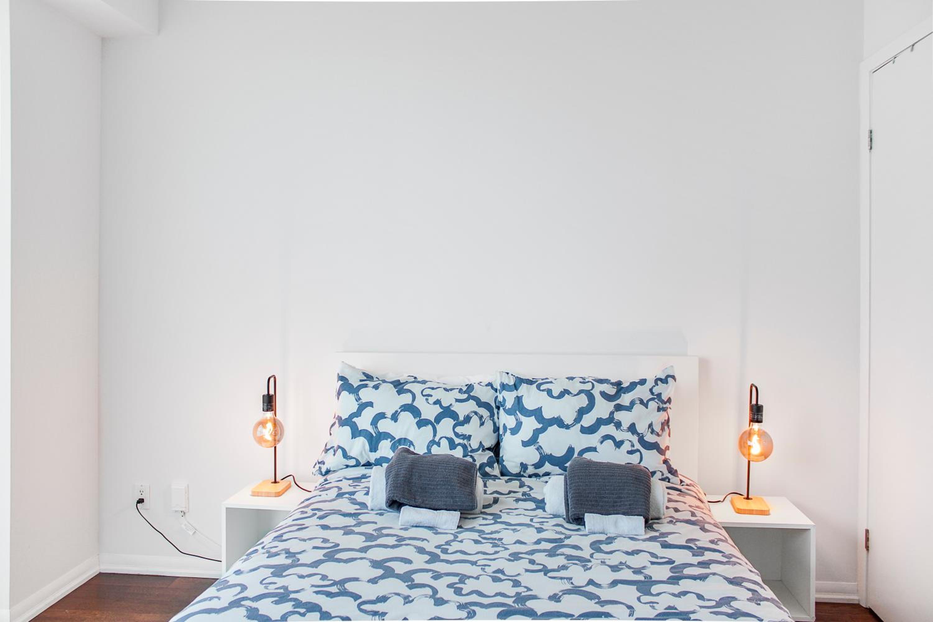 City View Towers - Steps to CN Tower - Indoor Pool - Save on 4 weeks stay in February