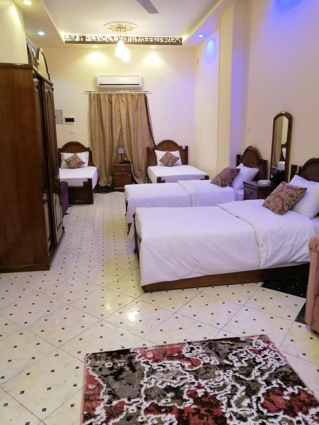 Nb Nfr pyramids INN
