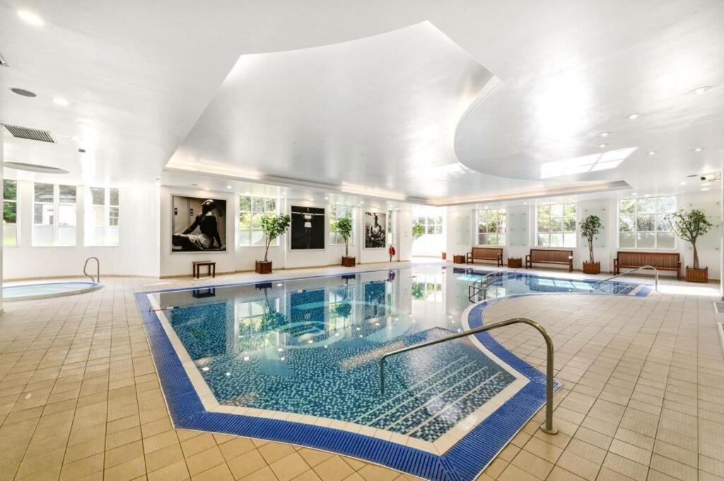 Beautiful apartment in Kew, Richmond London with Free Underground Parking Balcony