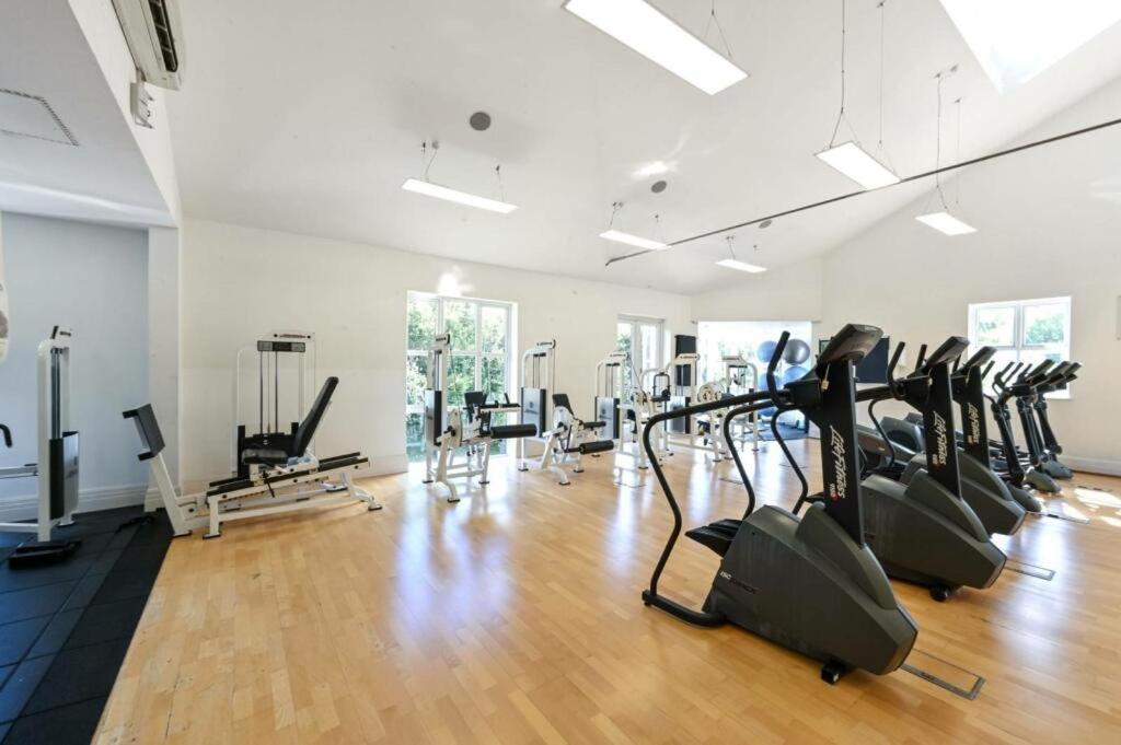 Beautiful apartment in Kew, Richmond London with Free Underground Parking Balcony