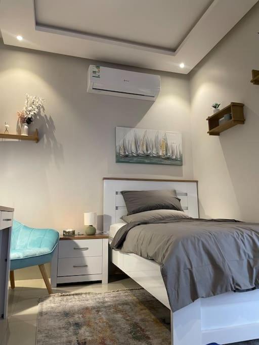 Cozy studio with privet entry