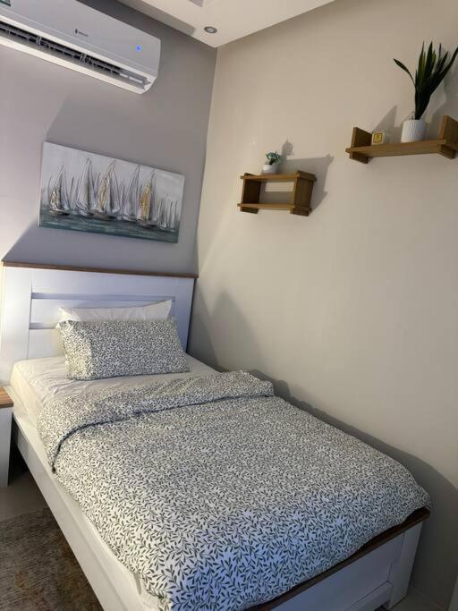 Cozy studio with privet entry