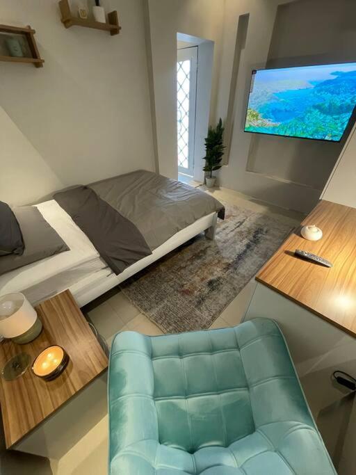 Cozy studio with privet entry