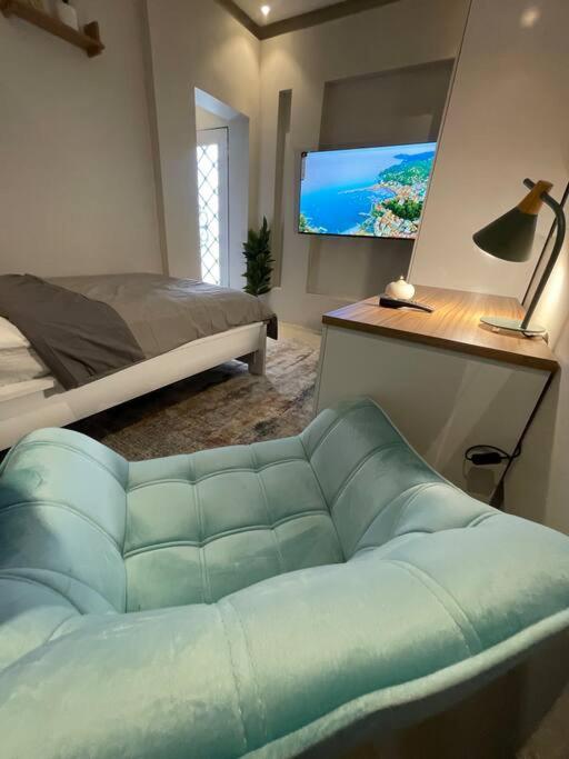 Cozy studio with privet entry