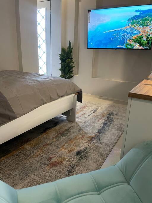 Cozy studio with privet entry