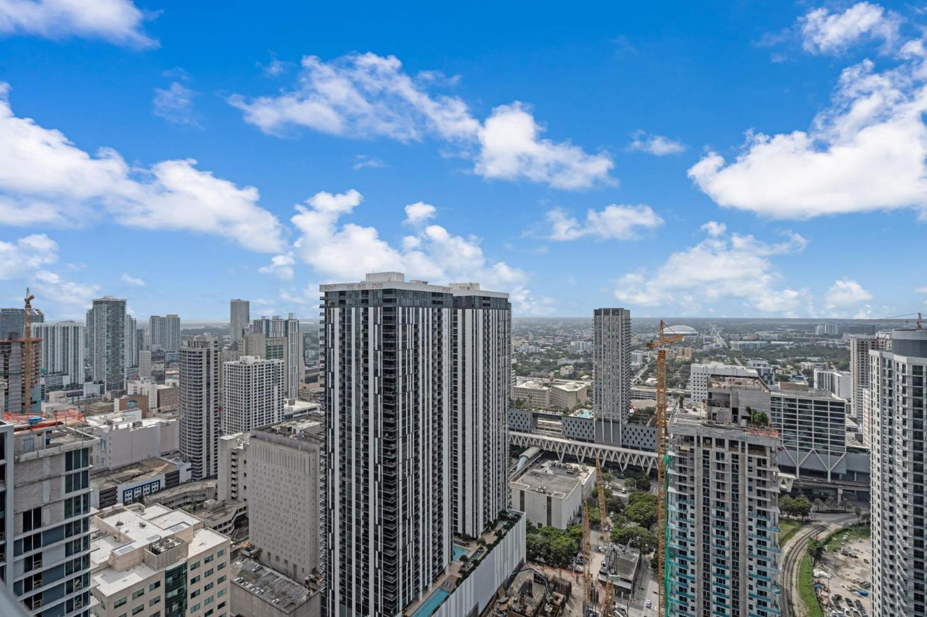Modern 29th-Floor in Downtown City Views, Pool, and Gym Access