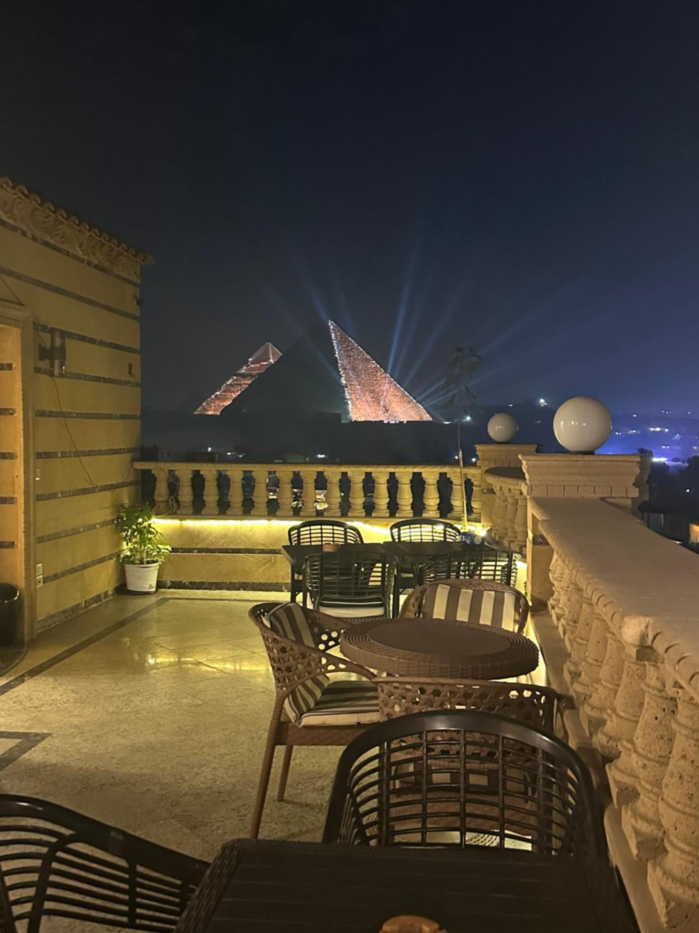 Crowne Pyramids View inn
