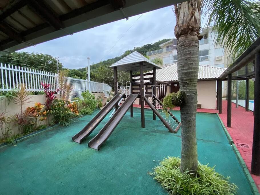 Apartamento encantador com piscina, em frente praia