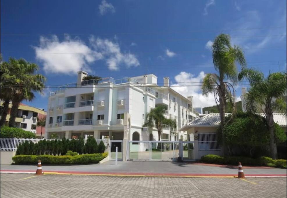 Apartamento encantador com piscina, em frente praia