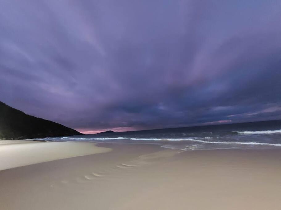 Apartamento encantador com piscina, em frente praia