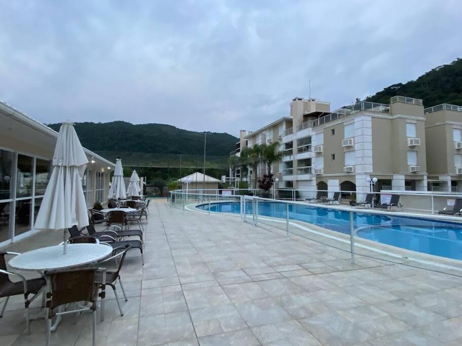 Apartamento encantador com piscina, em frente praia