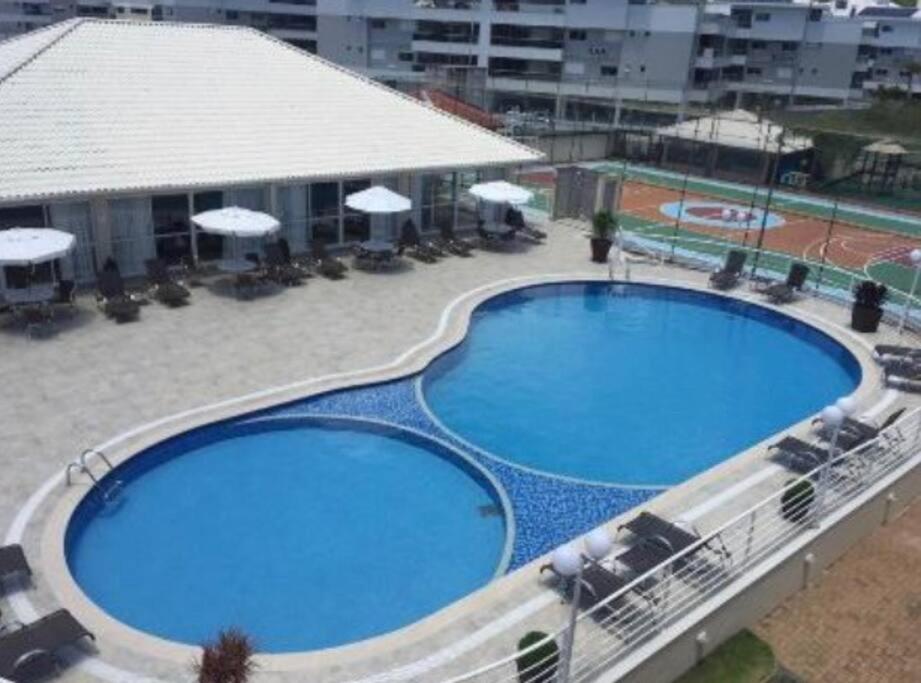 Apartamento encantador com piscina, em frente praia