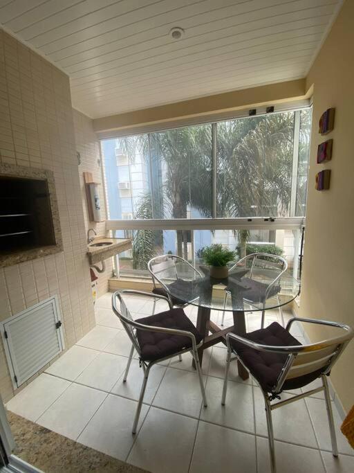 Apartamento encantador com piscina, em frente praia