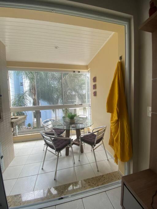 Apartamento encantador com piscina, em frente praia