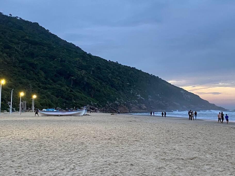 Apartamento encantador com piscina, em frente praia