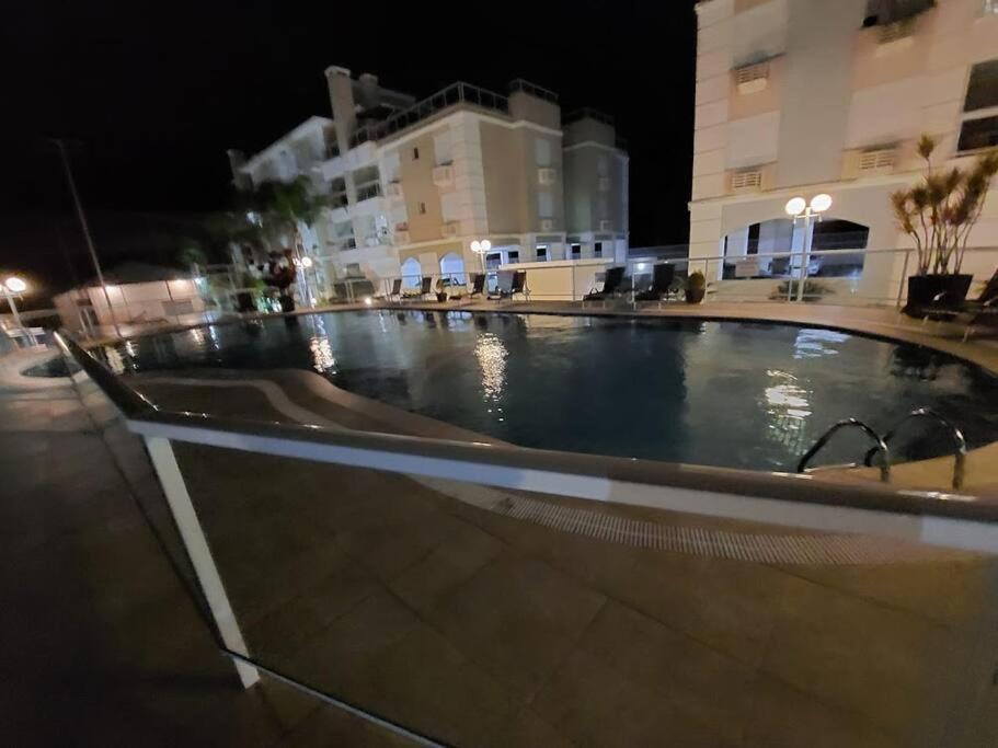Apartamento encantador com piscina, em frente praia