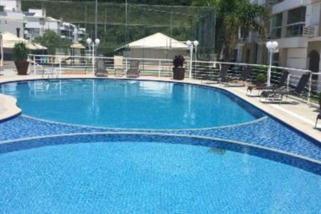 Apartamento encantador com piscina, em frente praia