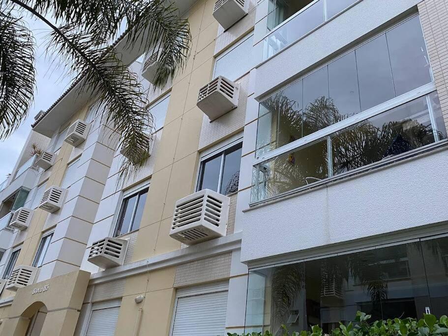 Apartamento encantador com piscina, em frente praia