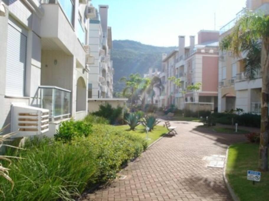 Apartamento encantador com piscina, em frente praia