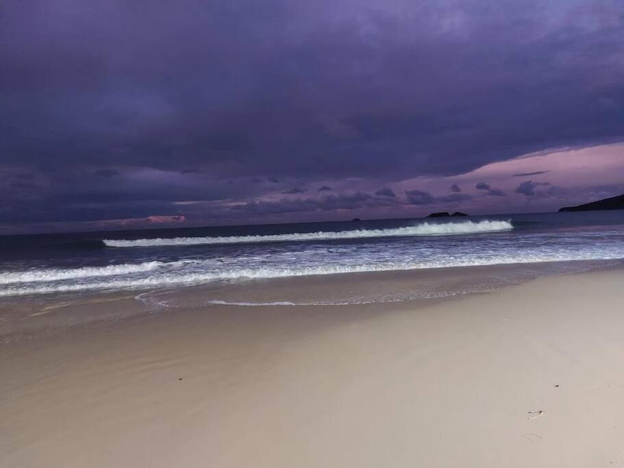 Apartamento encantador com piscina, em frente praia