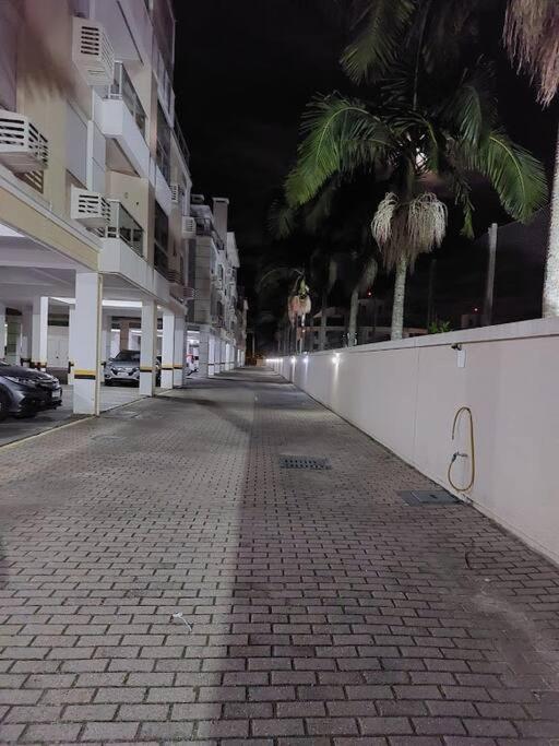Apartamento encantador com piscina, em frente praia