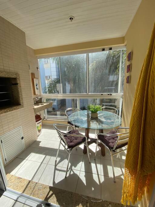 Apartamento encantador com piscina, em frente praia