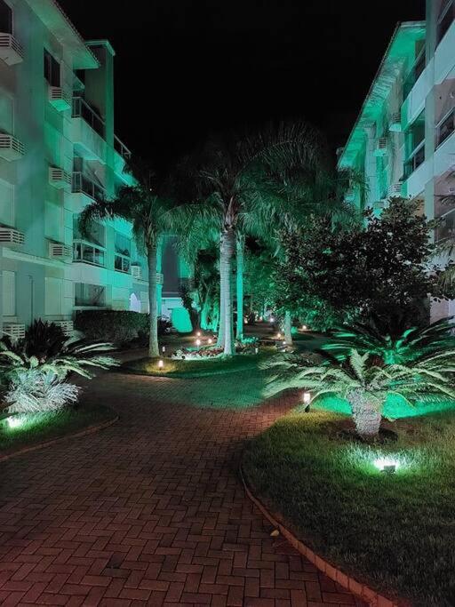 Apartamento encantador com piscina, em frente praia
