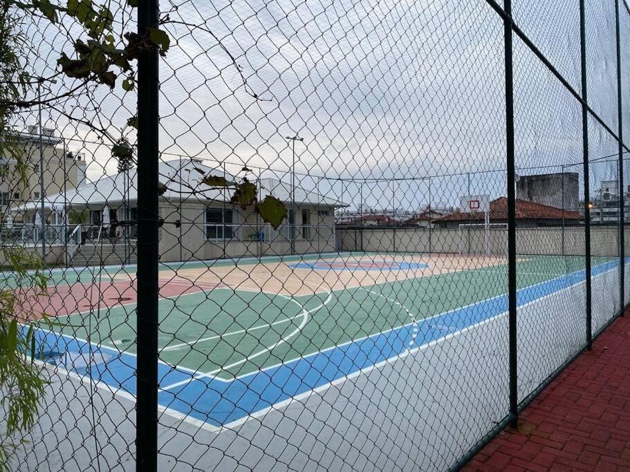 Apartamento encantador com piscina, em frente praia