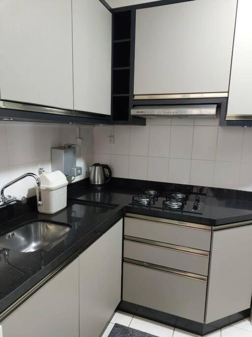Apartamento encantador com piscina, em frente praia