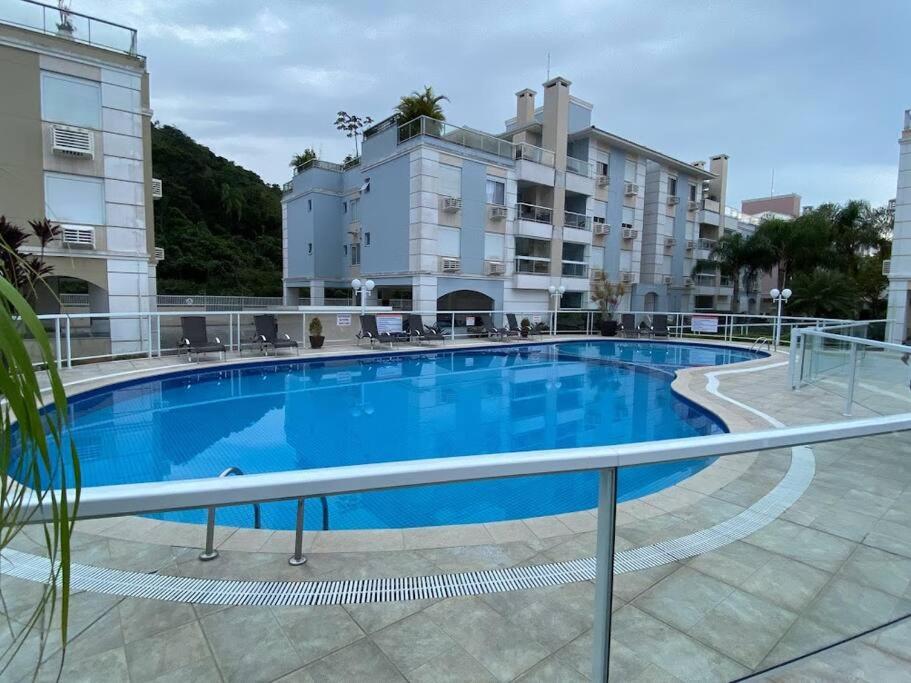 Apartamento encantador com piscina, em frente praia