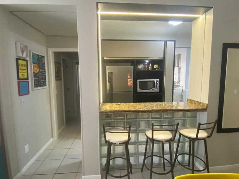 Apartamento encantador com piscina, em frente praia