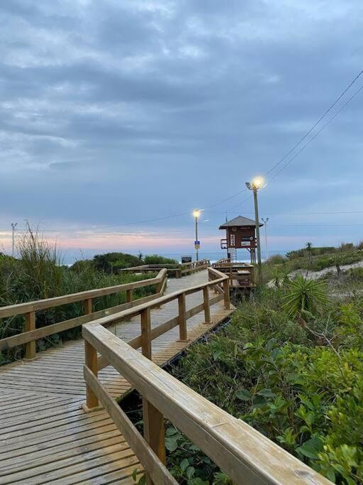 Apartamento encantador com piscina, em frente praia