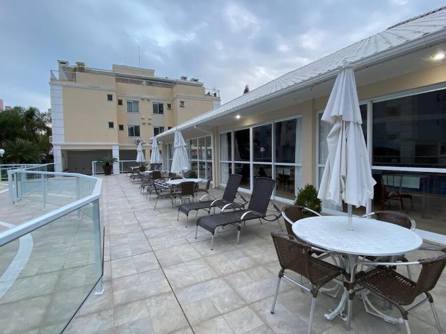 Apartamento encantador com piscina, em frente praia