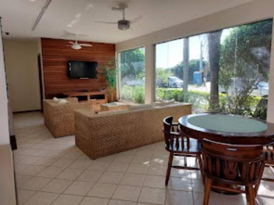 Apartamento encantador com piscina, em frente praia
