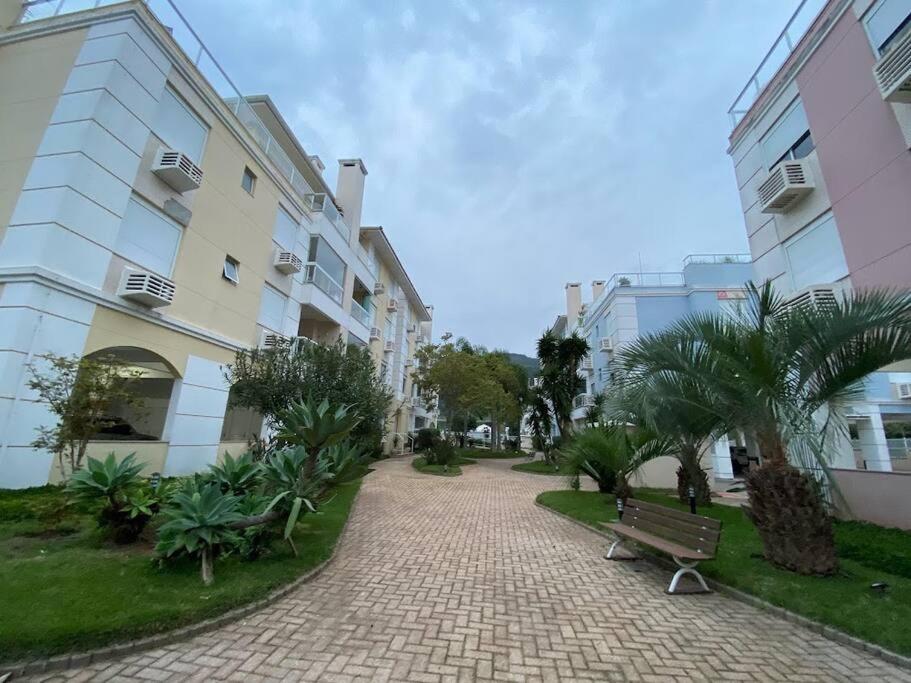 Apartamento encantador com piscina, em frente praia