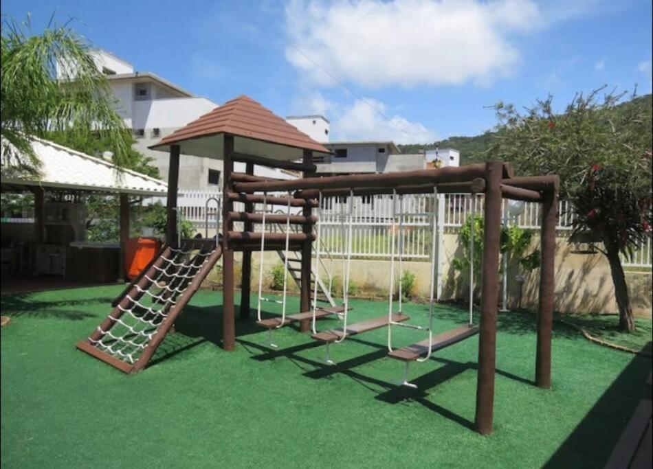 Apartamento encantador com piscina, em frente praia