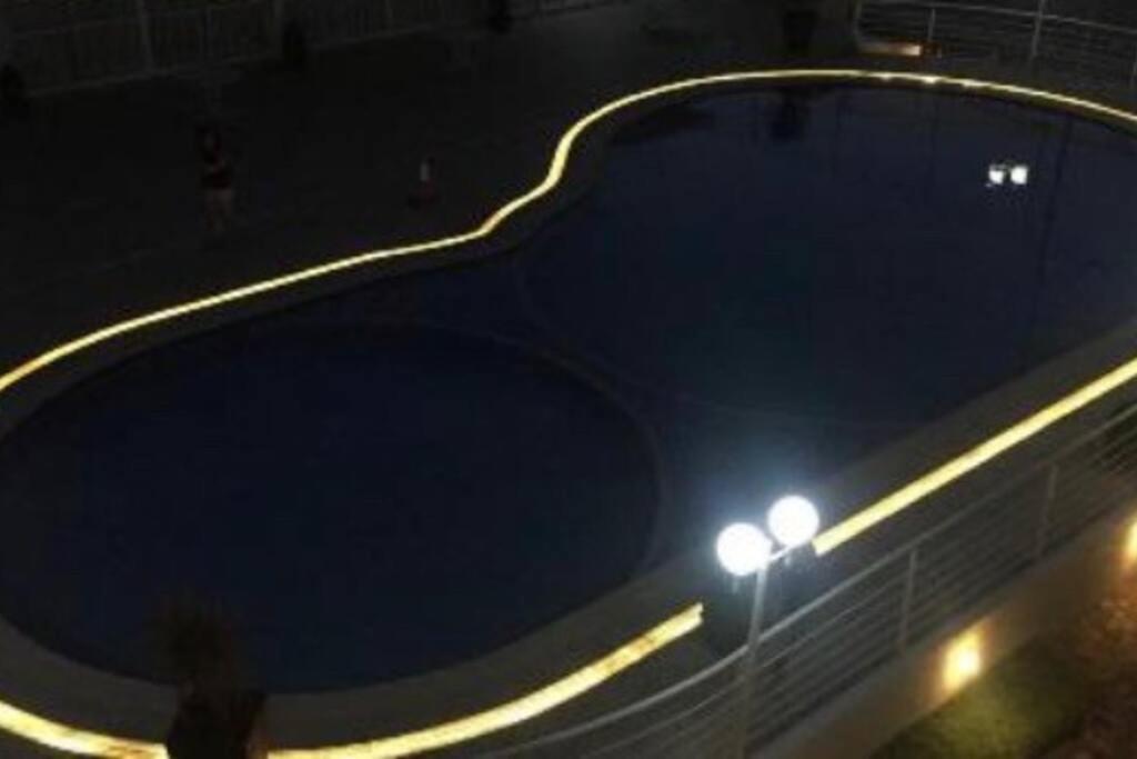 Apartamento encantador com piscina, em frente praia