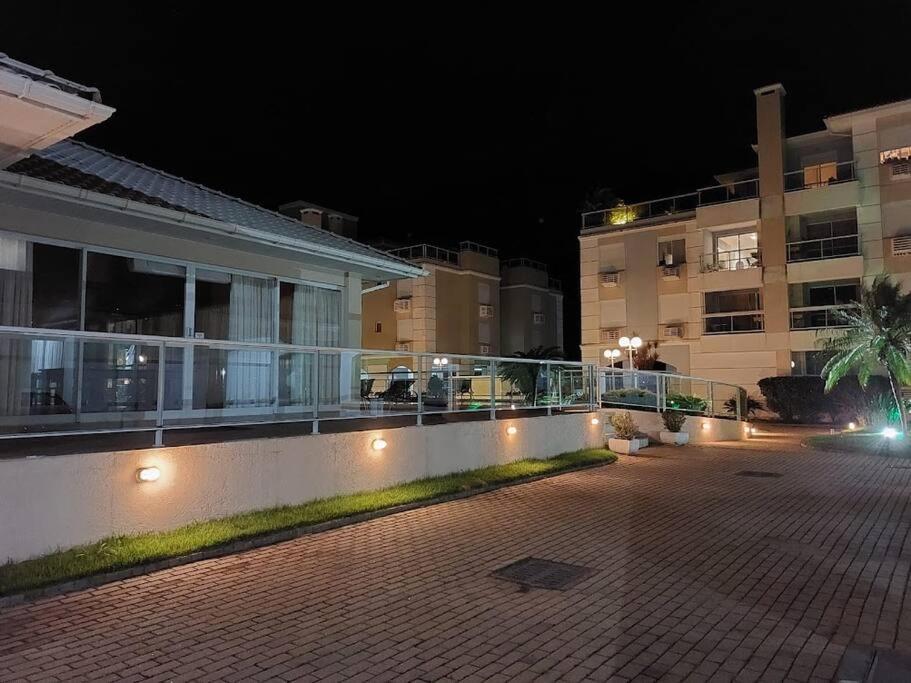 Apartamento encantador com piscina, em frente praia