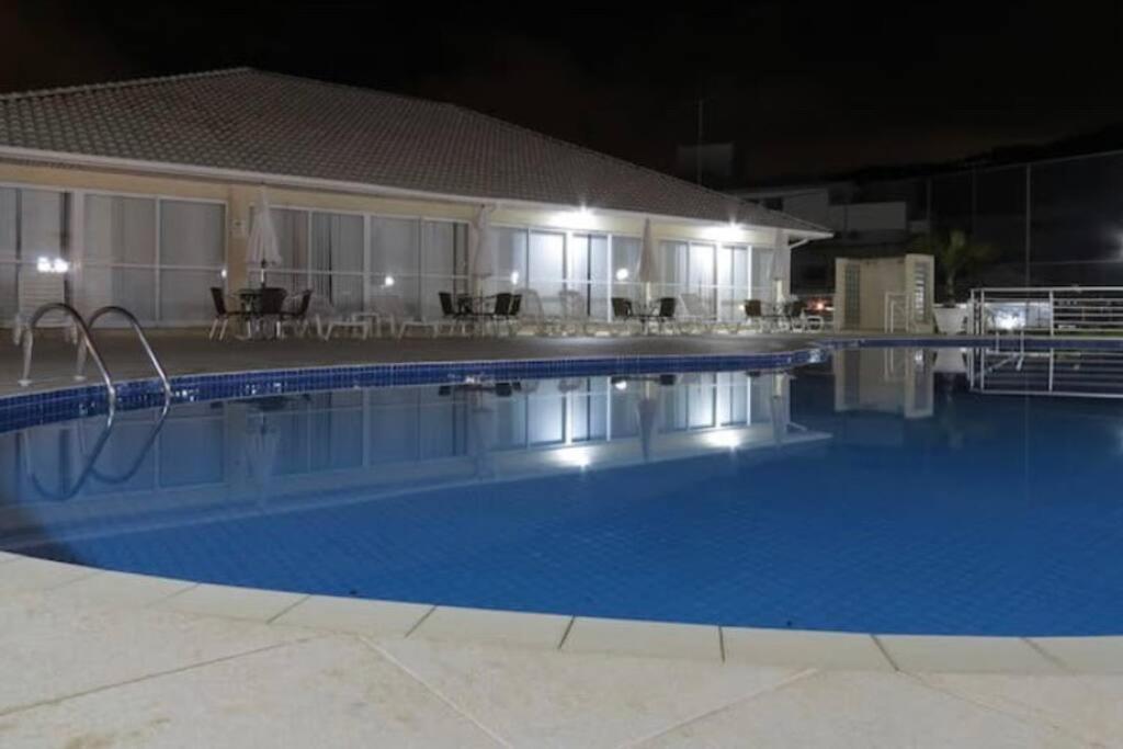 Apartamento encantador com piscina, em frente praia