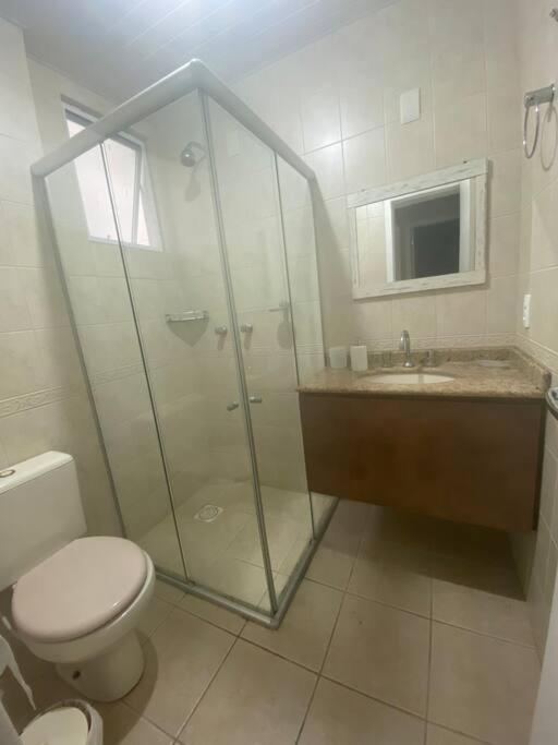 Apartamento encantador com piscina, em frente praia
