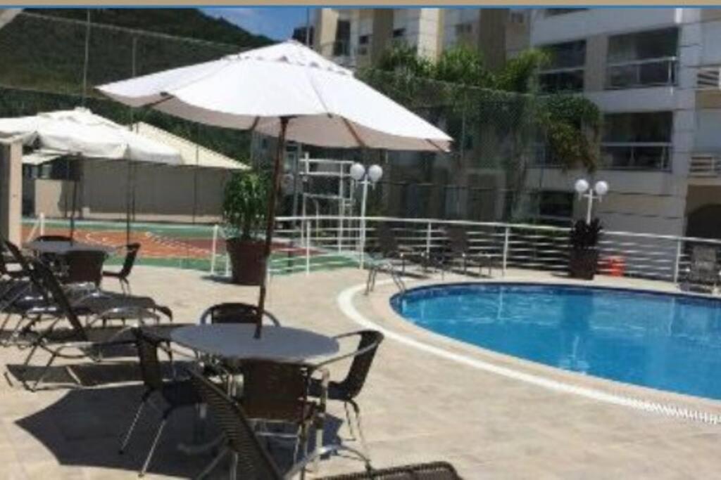 Apartamento encantador com piscina, em frente praia