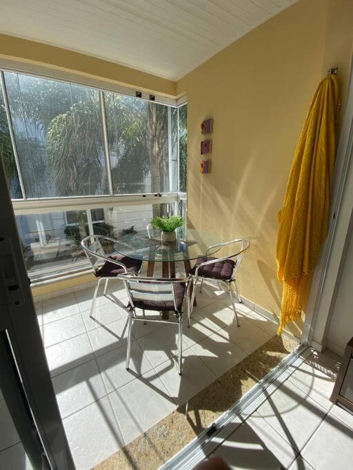 Apartamento encantador com piscina, em frente praia