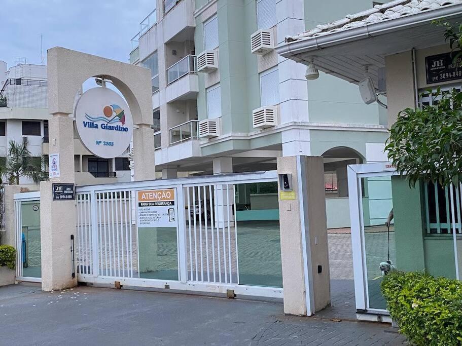 Apartamento encantador com piscina, em frente praia
