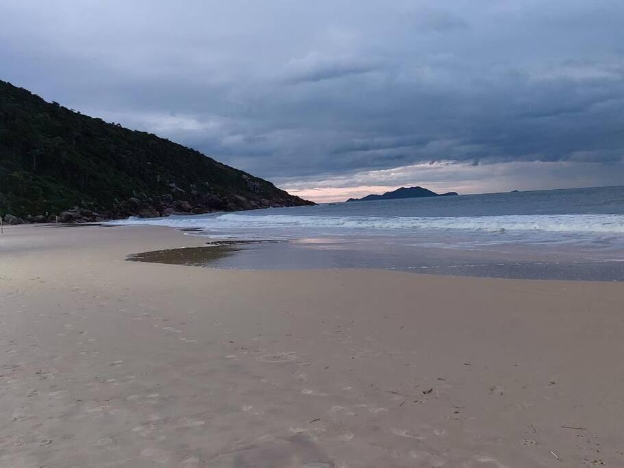 Apartamento encantador com piscina, em frente praia
