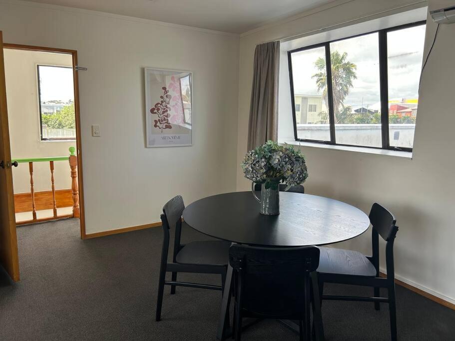 Cozy 2-Bedroom Apartment view 3