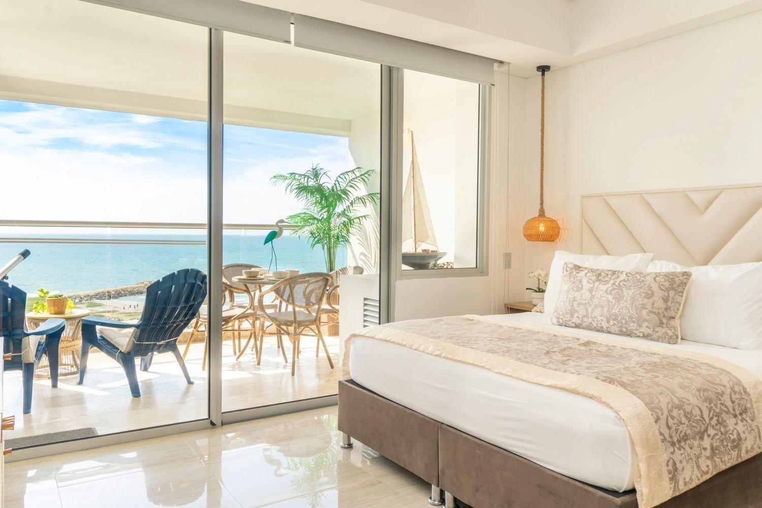 Suite VIP Frente al Mar | Piscinas y Puesta Sol CB715