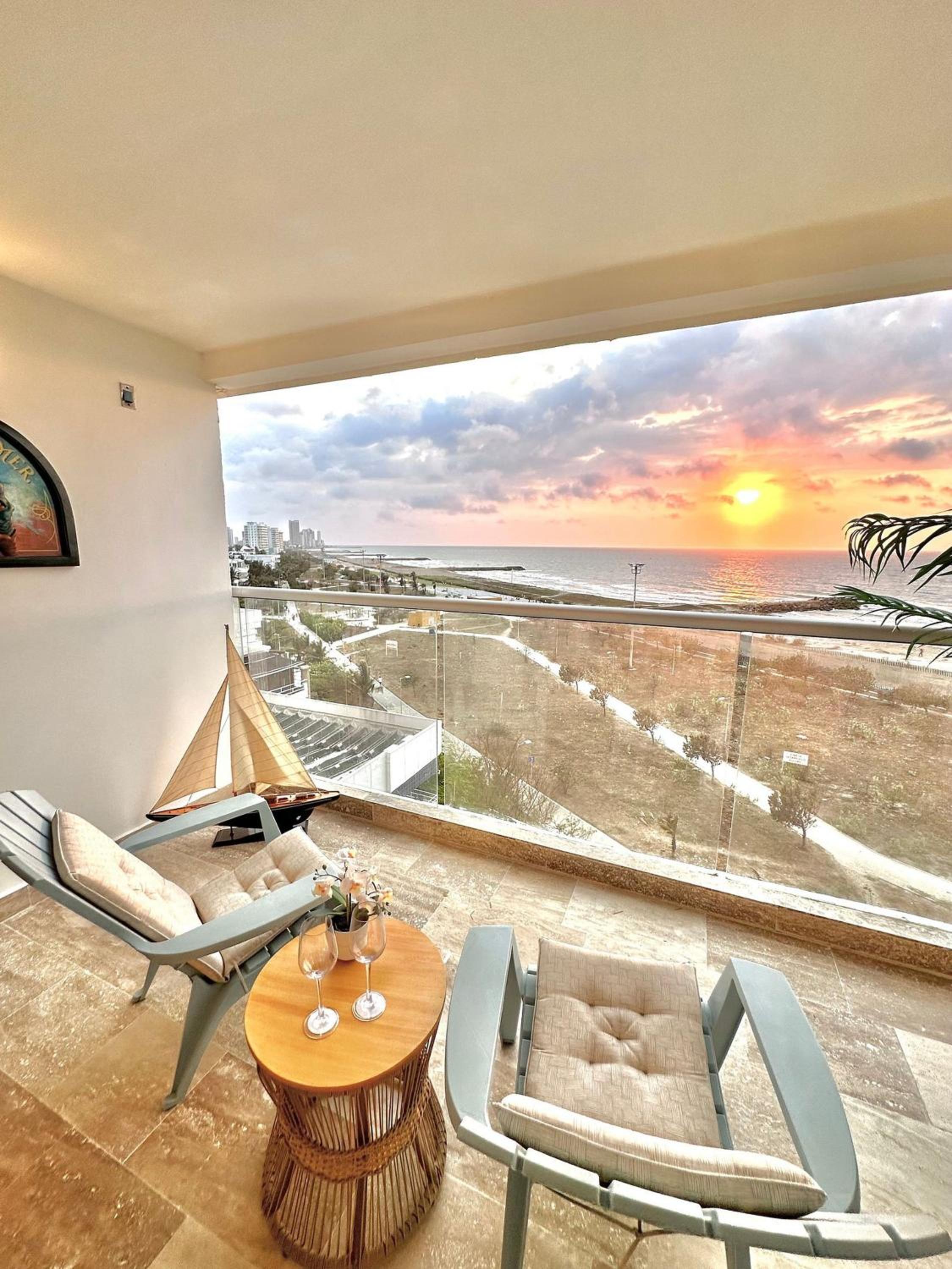 Suite VIP Frente al Mar | Piscinas y Puesta Sol CB715